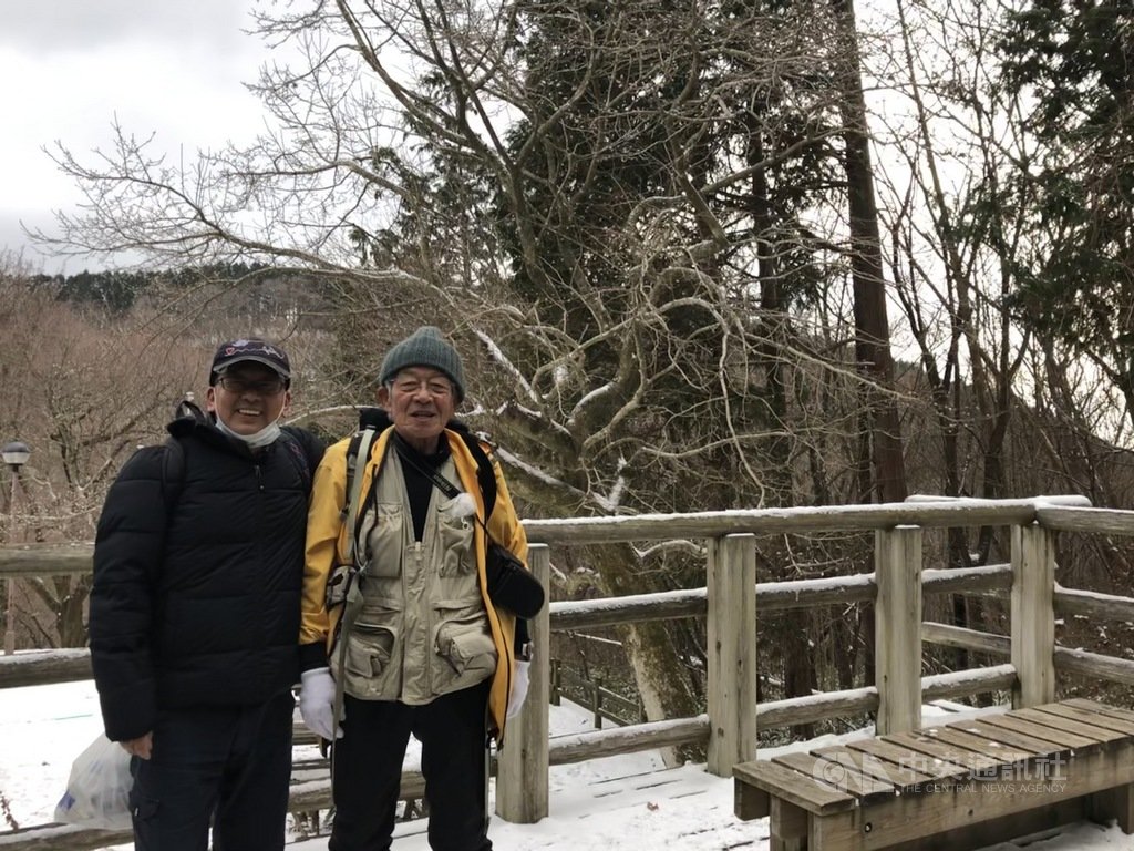 大阪府居民豊嶋平和(右)與谷野文男(左)1月11日在山徑上表示,金剛山景致宜人,平均一週會爬兩次金剛山。中央社記者魏紜鈴大阪攝 110年1月23日