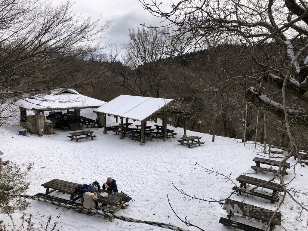 金剛山「大阪府民の森-ちはや園地」,入冬後1月11日廣場被白雪覆蓋,有露營地、野餐廣場。中央社記者魏紜鈴大阪攝 110年1月23日