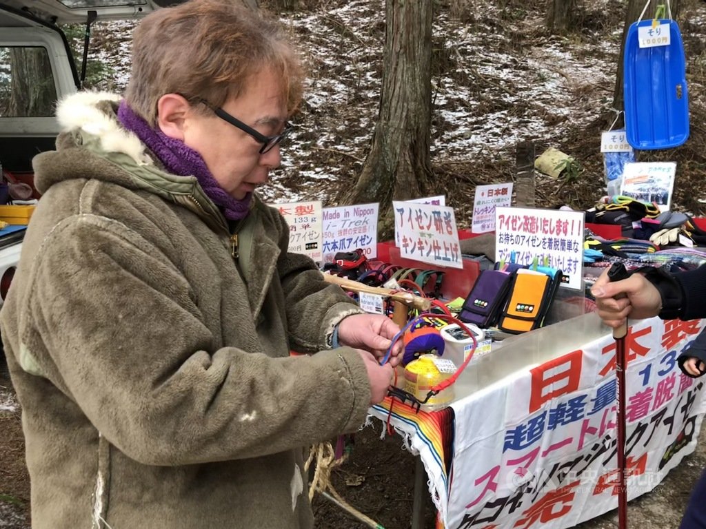 住在大阪的松本勝,11日在金剛山入山口處擺攤,販售自製的登山鞋釘。中央社記者魏紜鈴大阪攝 110年1月23日