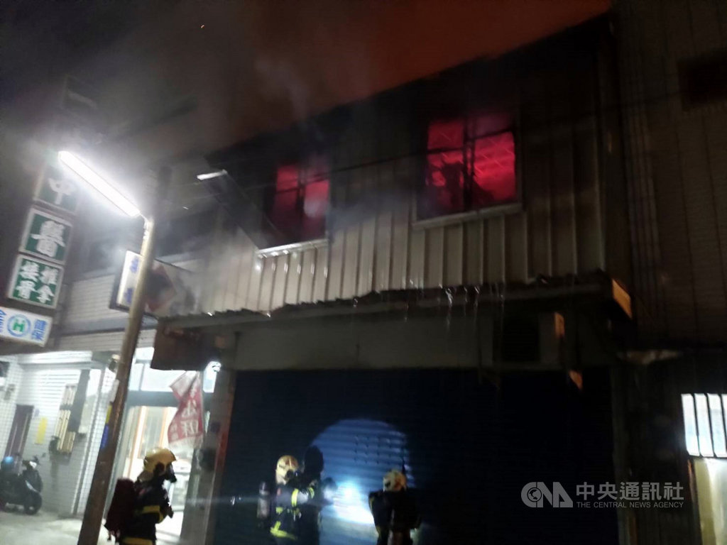 雲林縣斗六市永樂街一戶民宅23日發生火警,火勢迅速蔓延,消防局出動多輛消防車灌救,共有5戶民宅受波及,1名受困女子獲救。(雲林縣消防局提供)中央社記者黃國芳傳真 110年1月23日