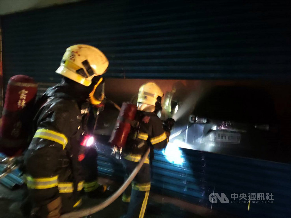 雲林縣斗六市永樂街一戶民宅23日發生火警,火勢迅速蔓延,消防局出動多輛消防車灌救,幸無人員傷亡。(雲林縣消防局提供)中央社記者黃國芳傳真 110年1月23日