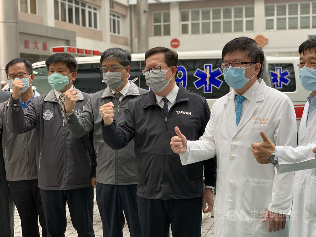 桃園市長鄭文燦(左4)23日上午到林口長庚醫院慰勉醫護人員辛勞,為防疫人員加油打氣。中央社記者葉臻攝 110年1月23日