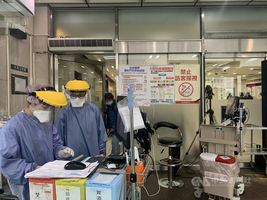 因應武漢肺炎(2019冠狀病毒疾病,COVID-19)疫情,林口長庚醫院急診室人員穿戴完整防護裝。中央社記者葉臻攝 110年1月23日