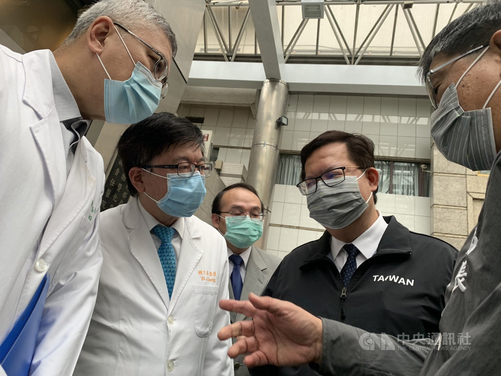 桃園市長鄭文燦(右2)23日到林口長庚醫院慰勉醫護人員,並與院方討論防疫相關問題。中央社記者葉臻攝 110年1月23日