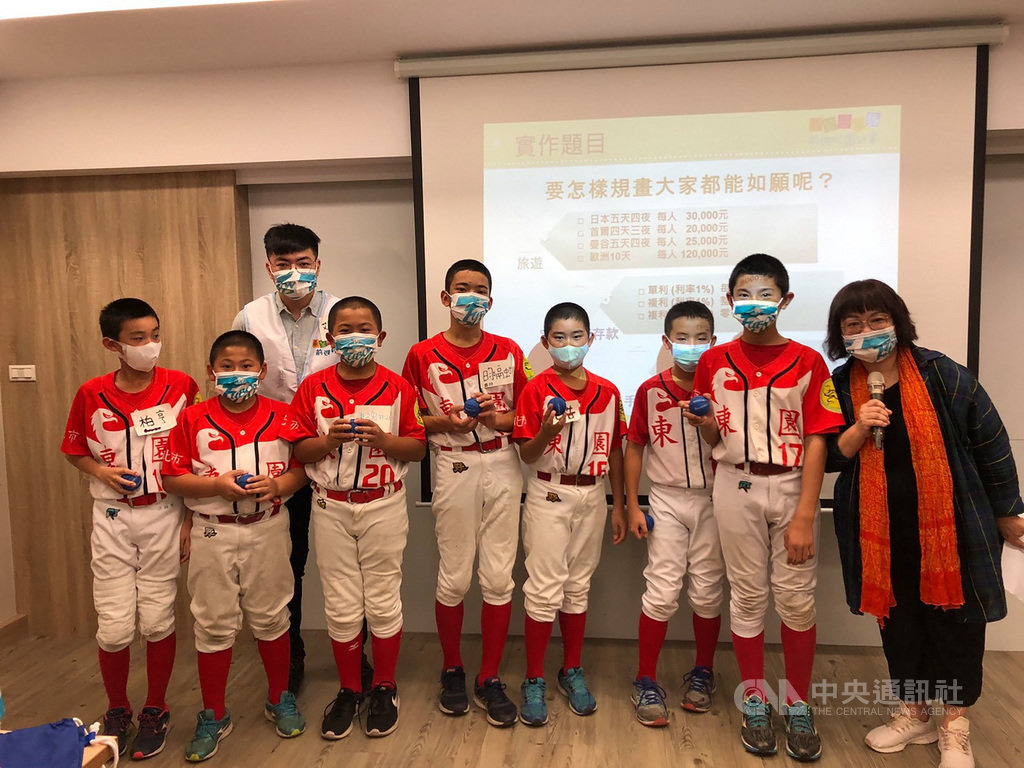 2021富邦盃台灣12強少棒大賽今年除了比賽賽程外,還特別安排「理財教室」,幫助小球員建立正確金錢觀。圖為台北市東園國小球員參與理財教室合影。(中華民國棒球協會提供)中央社記者謝靜雯傳真 110年1月23日