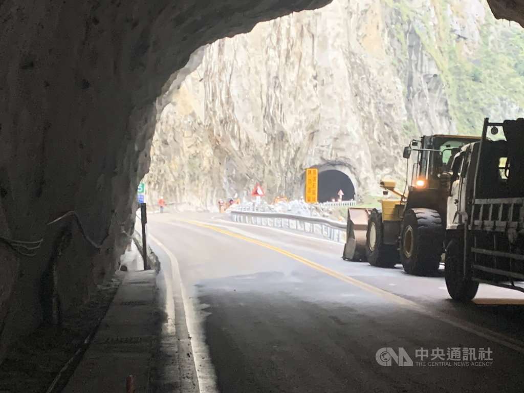 台8線中橫公路174.9公里處(錐麓隧道東口)因日前坍方嚴重,仍有落石疑慮,公路總局將自25日起至2月8日前進行邊坡施工,交通管制時間較長,期間每2小時放行10分鐘。(新城警分局提供)中央社記者張祈傳真 110年1月23日