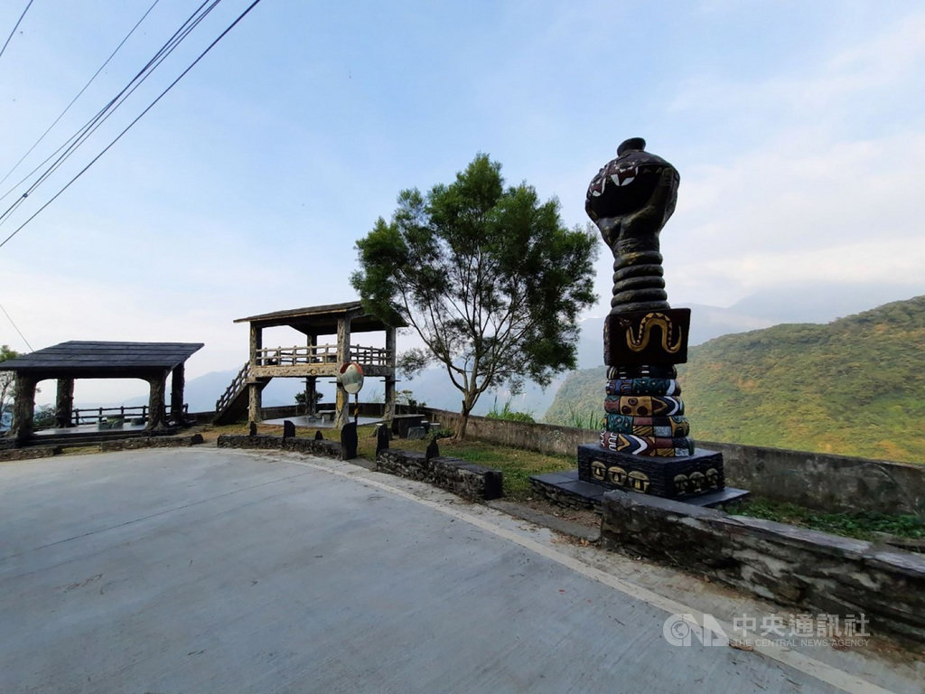 屏東縣瑪家鄉專五道路從禮納里部落至舊瑪家及舊筏灣等舊部落,長度8公里,可通往美人瀑布、八大源部落、舊筏灣石板屋及旗鹽山等,沿途景色優美,過去沒有管制,登山客可以隨意進出。(瑪家鄉公所提供)中央社記者郭芷瑄傳真 110年1月23日