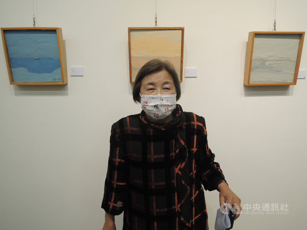 被譽為「台灣輸血醫學之母」的醫師林媽利23日在台中舉辦創作義賣特展開幕式,活動義賣所得將捐給台灣輸血學會。中央社記者郝雪卿攝 110年1月23日