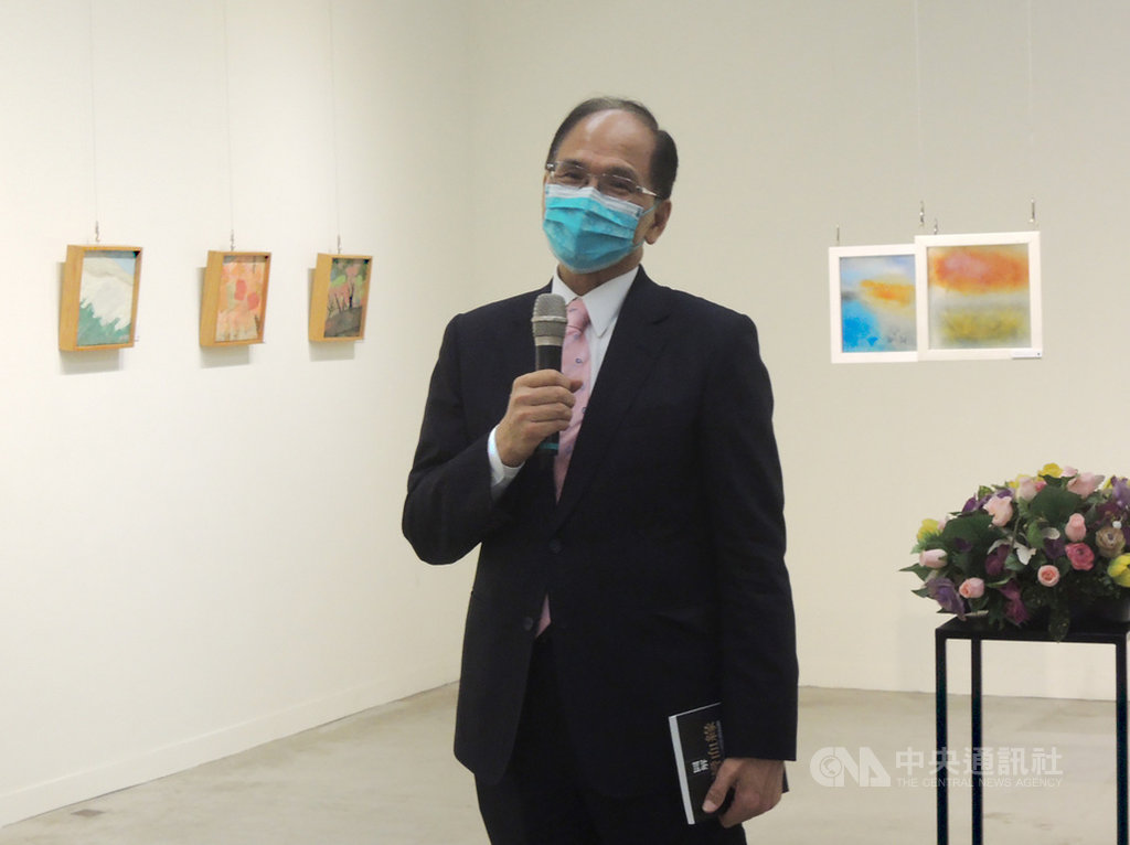 「林媽利醫師創作義賣特展」23日在台中舉辦開幕活動,立法院長游錫堃(圖)出席支持,他說,林媽利的畫作很有美感,能引起大家共鳴,而林媽利對台灣血緣研究貢獻極大,對於她的畫作及出版書籍,大家應該多多支持,讓她的理念或研究讓更多人知道。中央社記者郝雪卿攝 110年1月23日