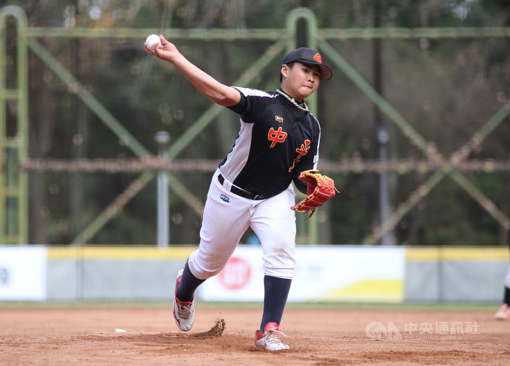 2021年第7屆富邦盃台灣12強少棒大賽4強戰,桃園中平23日派出投手李聖哲先發,但他自亂陣腳,未發揮該有水準,中平終場吞敗,將與雲林縣文昌國小爭搶季軍。(中華民國棒球協會提供)中央社記者謝靜雯傳真 110年1月23日