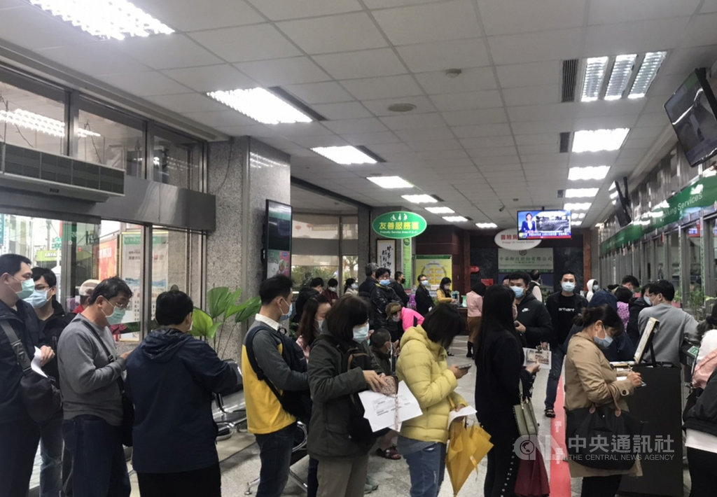 臺灣產險防疫保單熱銷,22日宣布將於25日停賣,花蓮國安郵局23日上午湧入匯保費民眾,郵局緊急增開防疫保單專門窗口紓解人潮。中央社記者張祈攝 110年1月23日