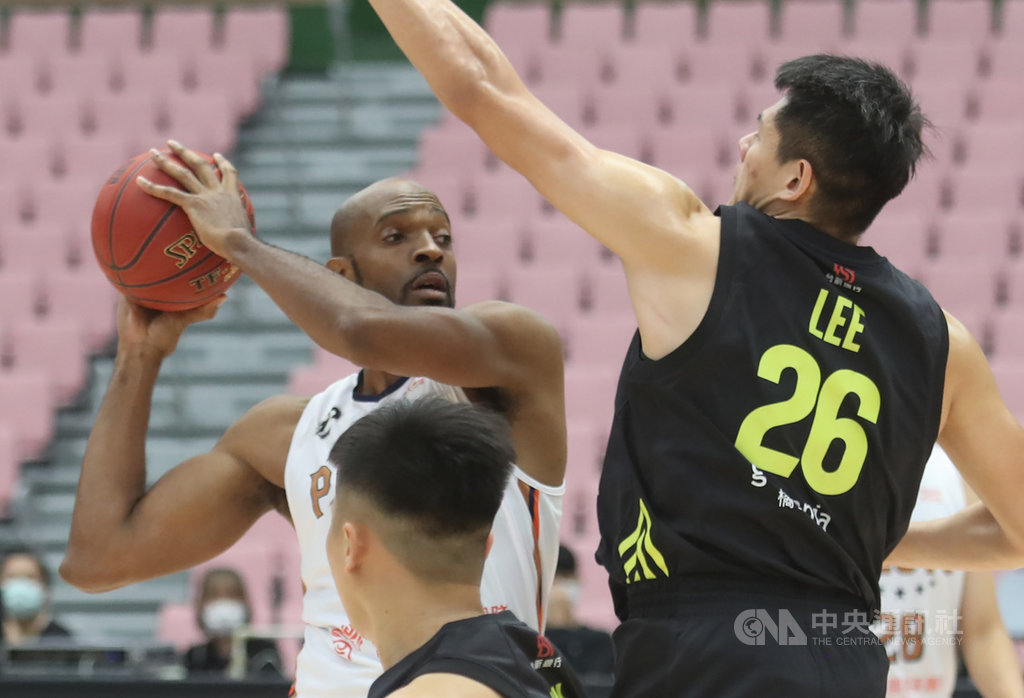 P. LEAGUE+ 桃園領航猿隊陣中「新台灣人」戴維斯(後)23日在比賽結束前最後6.6秒兩罰俱中,加上隊友之前的關鍵火鍋,讓領航猿終場89比84險勝福爾摩沙台新夢想家隊,拿下4連勝。中央社記者張新偉攝 110年1月23日