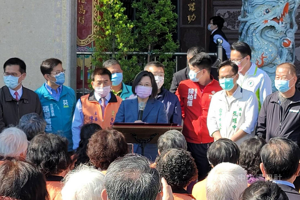 總統蔡英文(中)23日到台中聖帥宮參拜時表示,感謝第一線醫護人員的犧牲奉獻,尤其桃園是國家的門戶,有感染的可能案例都就近送到桃園的醫院,桃園站在防疫的第一線,醫護人員最辛苦,請大家為桃園人加油。中央社記者郝雪卿攝 110年1月23日