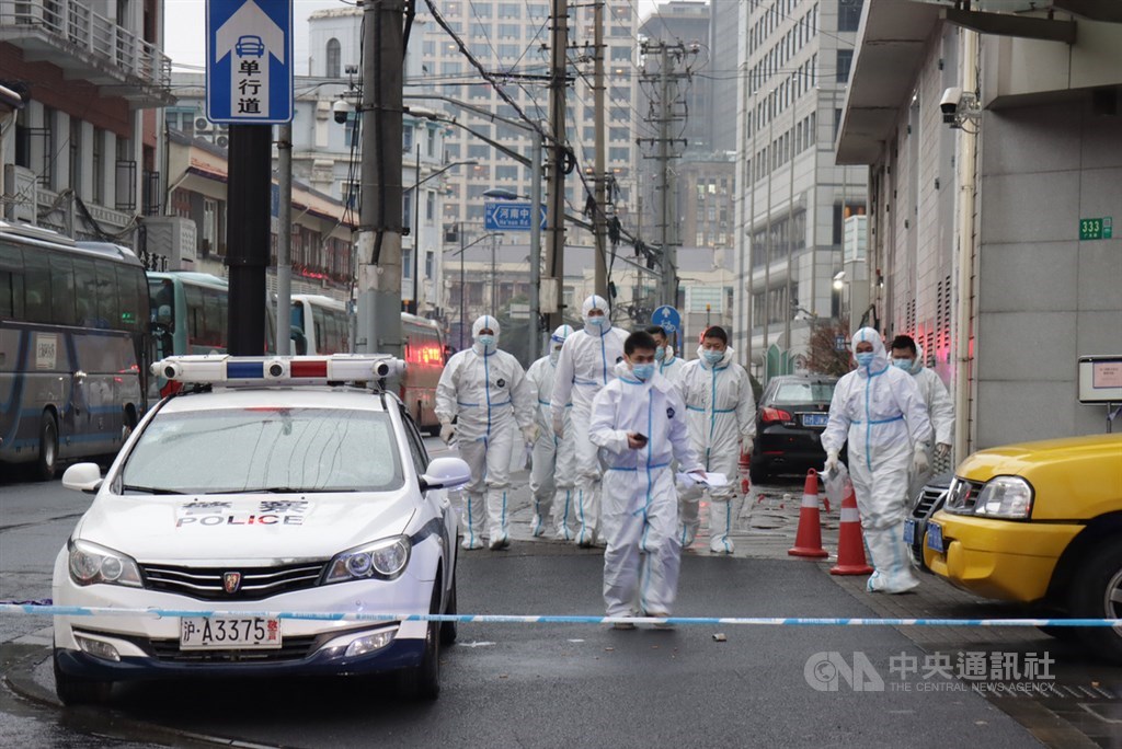 中國上海市21日新增6例本土武漢肺炎確診,目前兩個中風險地區都在黃浦區,周邊拉起了封鎖線,並有許多防疫人員。中央社記者張淑伶上海攝 110年1月22日