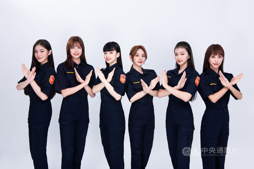 女團PER6IX接受國際獅子會300A3區邀請擔任反毒大使,成員們換上女警制服,希望藉由自己在年輕人之間的影響力,深化校園反毒教育。(國際獅子會300A3區提供)中央社記者王心妤傳真 110年1月23日