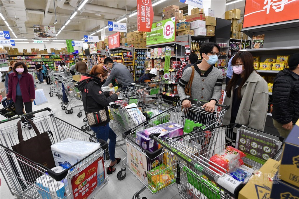 新台幣強勢升值,部分賣場對進口商品做出幅度不等的折價,或是搭配促銷活動回饋消費者。圖為新北市蘆洲區一家大賣場的採買民眾。(中央社檔案照片)
