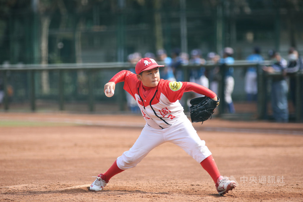 2021富邦盃台灣12強少棒大賽4強戰,台北市東園國小23日與雲林縣文昌國小交手,東園投手林至堯後援登板投0.2局,替球隊守住勝利,助隊以11比6奪勝、晉級冠軍戰,林至堯自評投球表現還算滿意。(中華民國棒球協會提供)中央社記者謝靜雯傳真 110年1月23日