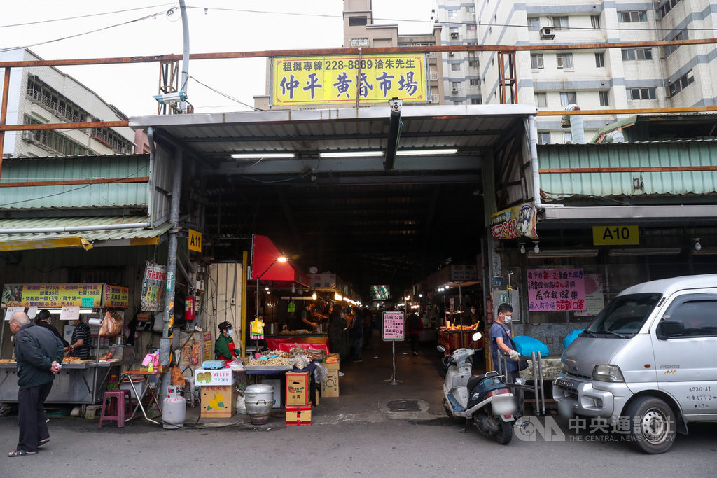 桃園醫院男病患(案881)染疫後傳染給負責採買三餐的大女兒(案882),中央流行疫情指揮中心23日公布案882足跡,曾到訪桃園市仲平黃昏市場買晚餐。指揮中心呼籲近日曾到市場的民眾要注意身體狀況,務必自主健康管理到2月3日。中央社記者吳家昇攝 110年1月23日