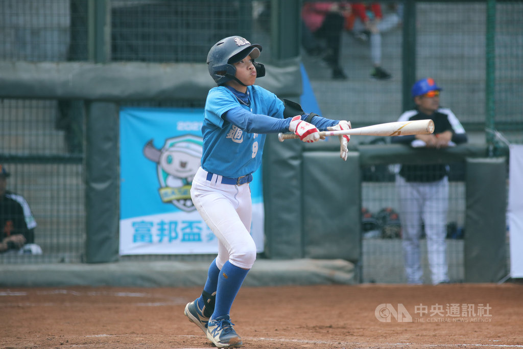 2021年第7屆富邦盃台灣12強少棒大賽23日進行4強戰,桃園龜山國小球員邱澤打擊發揮,單場2安4打點,助隊奪勝將爭冠;邱澤說,今年比賽前教練團有「秘密特訓」,也成功在比賽中收到成效。(中華民國棒球協會提供)中央社記者謝靜雯傳真 110年1月23日