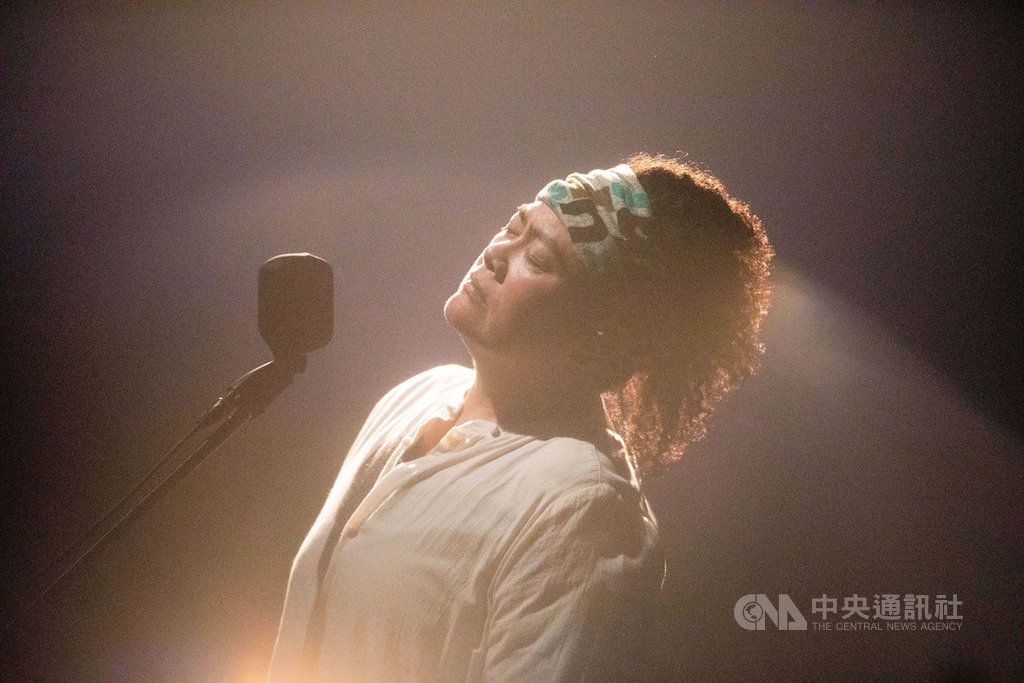 原民歌手巴奈的1429演唱會22日晚間在台北舉行,她帶來多首以探戈為基調編曲的新歌,且為新專輯特別學習探戈舞的巴奈,現場也帶領觀眾跳起簡單舞步。(子皿提供)中央社記者王心妤傳真 110年1月23日