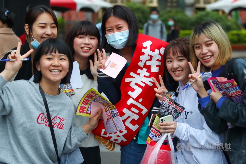 110學年度學測23日全數考完,成績預計2月24日揭曉,升學輔導專家表示,個人申請各校系的門檻可能下降1到6級分。圖為考生步出考場,朋友們開心替她慶祝。中央社記者王騰毅攝 110年1月23日