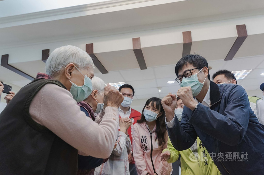 無黨籍高雄市議員黃捷(後中粉衣者)的罷免案投票倒數,罷捷團體23日發起大遊行。高雄市長陳其邁(前右)對此表示,尊重民眾行使公民權,相信市民會有判斷及決定。(高雄市社會局提供)中央社記者侯文婷傳真 110年1月23日