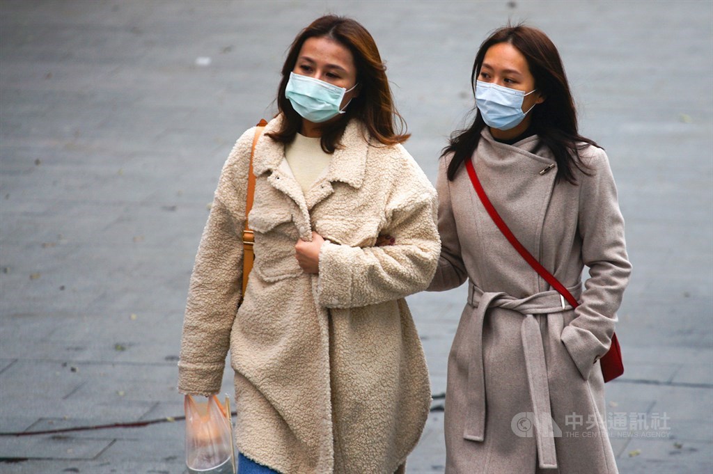 氣象專家吳德榮表示,23日東北季風南下,桃園以北、東半部有局部短暫雨的機率,下午起氣溫逐漸下降,北台轉冷。(中央社檔案照片)