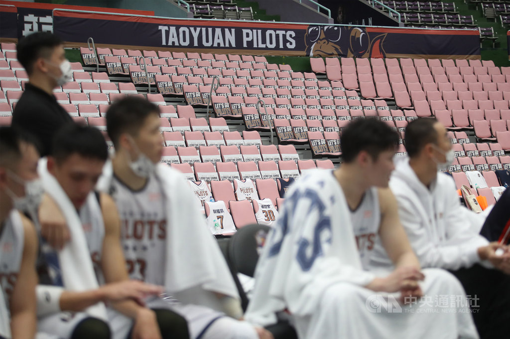 桃園醫院武漢肺炎群聚案仍持續延燒,P. LEAGUE+ 在桃園的賽事本週維持閉門舉行,桃園領航猿隊23日下午對上福爾摩沙台新夢想家隊,觀眾席一片空蕩。中央社記者張新偉攝 110年1月23日