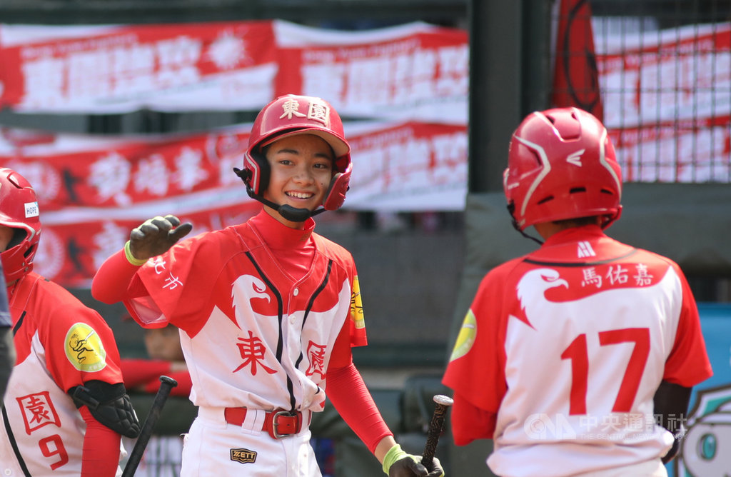 富邦盃少棒賽4強東園國小莊昀融(中)單場雙響砲,率隊11比6擊敗文昌國小、晉級冠軍戰。(中華民國棒球協會提供)中央社記者謝靜雯傳真 110年1月23日