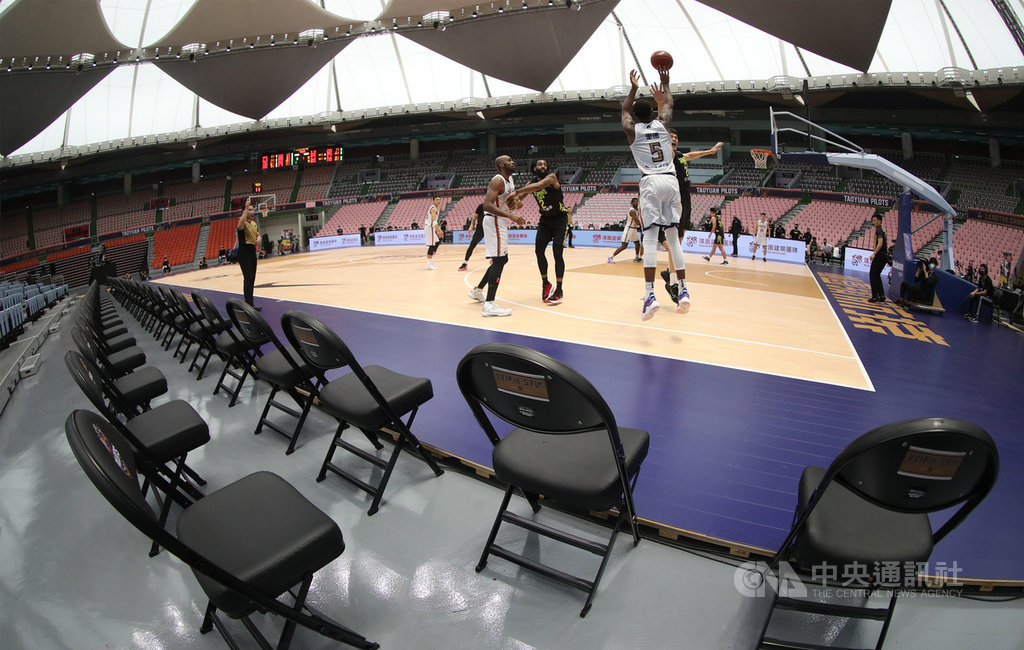P. LEAGUE+ 職業籃球聯盟例行賽23日一日兩戰,下午桃園領航猿隊(白衣)在主場「關門」迎戰福爾摩沙台新夢想家隊(黑衣)。中央社記者張新偉攝 110年1月23日