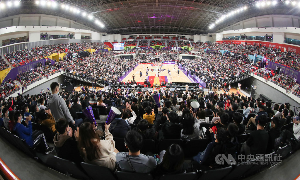 P. LEAGUE+ 職業籃球聯盟23日晚間例行賽程由新竹街口攻城獅隊在主場新竹縣體育館迎戰台北富邦勇士隊,共吸引8168名球迷進場觀賽。中央社記者張新偉攝 110年1月23日