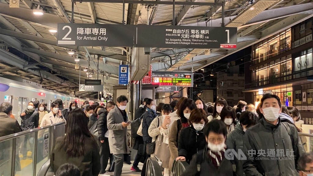 日本放送協會報導,東京都22日新增1175例確診病例,是連續10天單日新增逾千例。(中央社檔案照片)