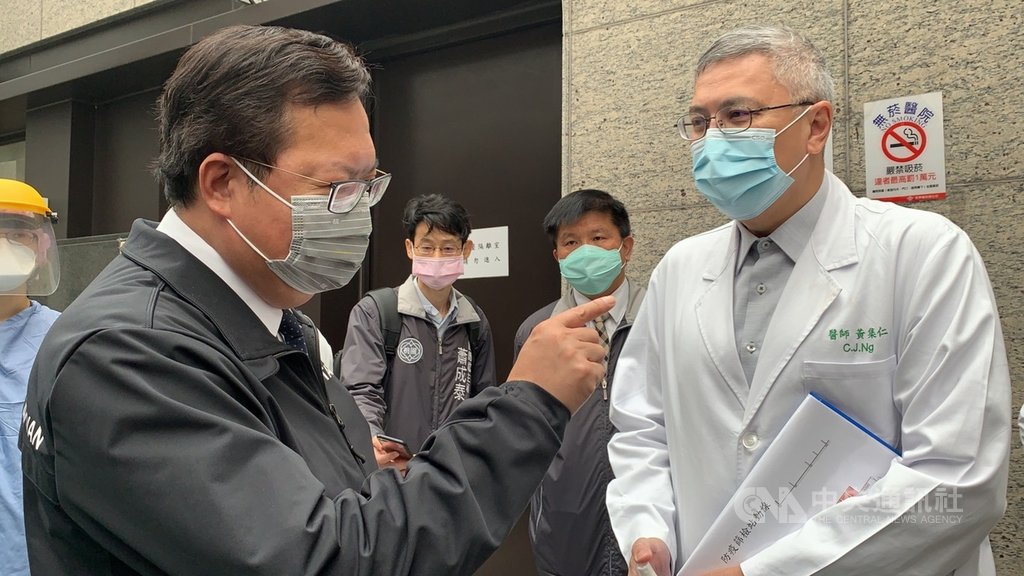 桃園市長鄭文燦(左)23日上午到林口長庚紀念醫院慰勉醫護人員時表示,醫院有感染事件,須用最高標準、最快時間完成所有防疫對策。中央社記者葉臻攝 110年1月23日