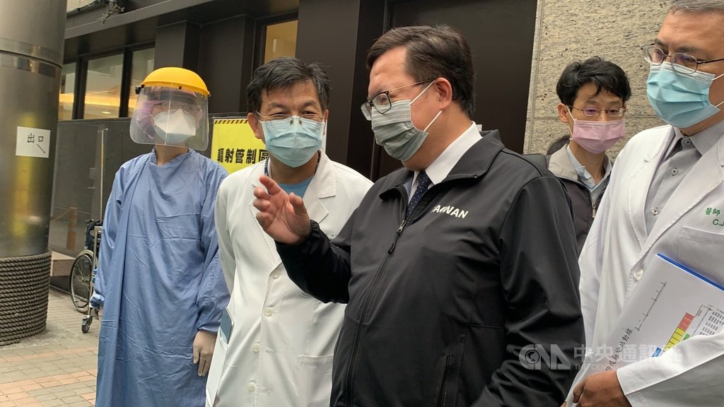 桃園市長鄭文燦(前右2)23日前往林口長庚醫院慰勉醫護人員,並視察發燒篩檢站。中央社記者葉臻攝 110年1月23日