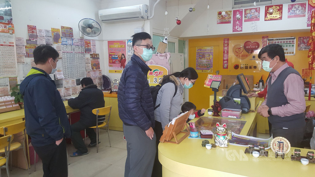 位於澎湖縣馬公市文澳派所旁的金旺彩券行,開出台彩刮刮樂「2000萬超級紅包」的百萬大獎後,吸引不少民眾前往,期盼也能「牛」轉「錢」坤。中央社 110年1月23日
