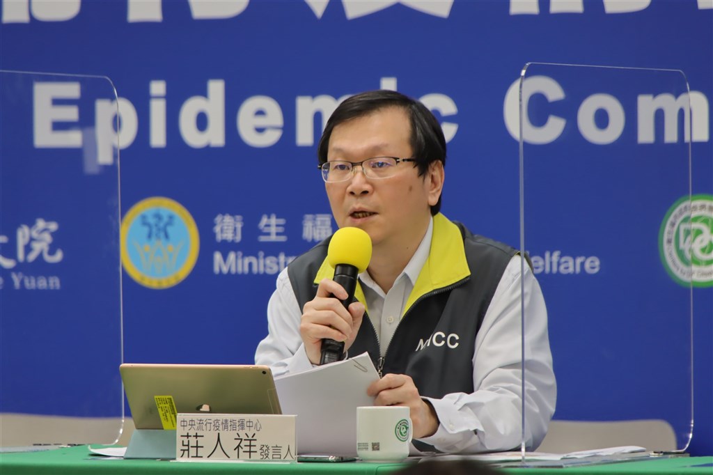 桃園醫院群聚疫情擴大,曾到醫院照顧90多歲染疫老父的3名女兒已有2人染疫。指揮中心發言人莊人祥(圖)表示,老翁二女兒3次採檢均為陰性,可能還在潛伏期。(中央流行疫情指揮中心提供)