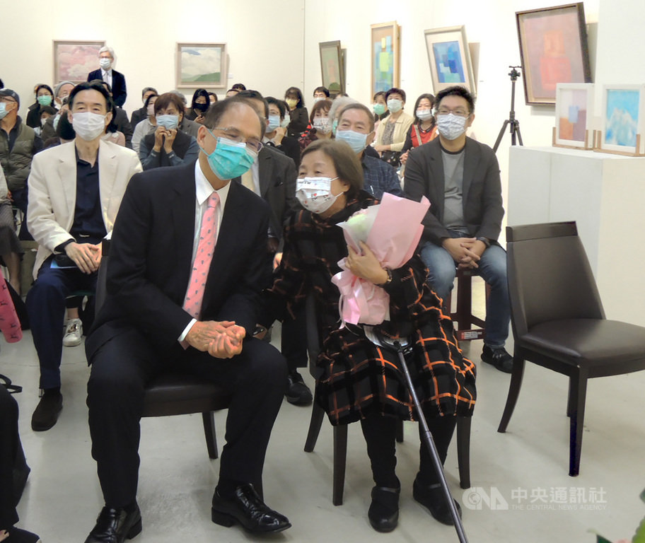 「林媽利醫師創作義賣特展」23日在台中市西屯區凡亞藝術空間舉辦開幕儀式,與醫師林媽利(前右)同為宜蘭人的立法院長游錫堃(前左)也特別出席開幕式致意,兩人席間交流互動。中央社記者郝雪卿攝 110年1月23日