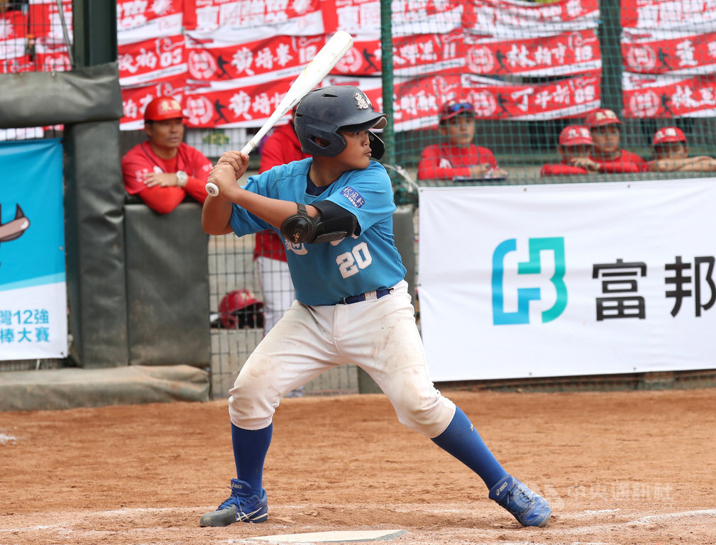 2021年富邦盃台灣12強少棒大賽冠軍戰,24日由桃園市龜山國小與台北市東園國小交手,龜山國小鄭浩恩敲3安,率隊以14比4、5局奪冠,也拿下首座打擊獎。中央社記者張皓安攝 110年1月24日