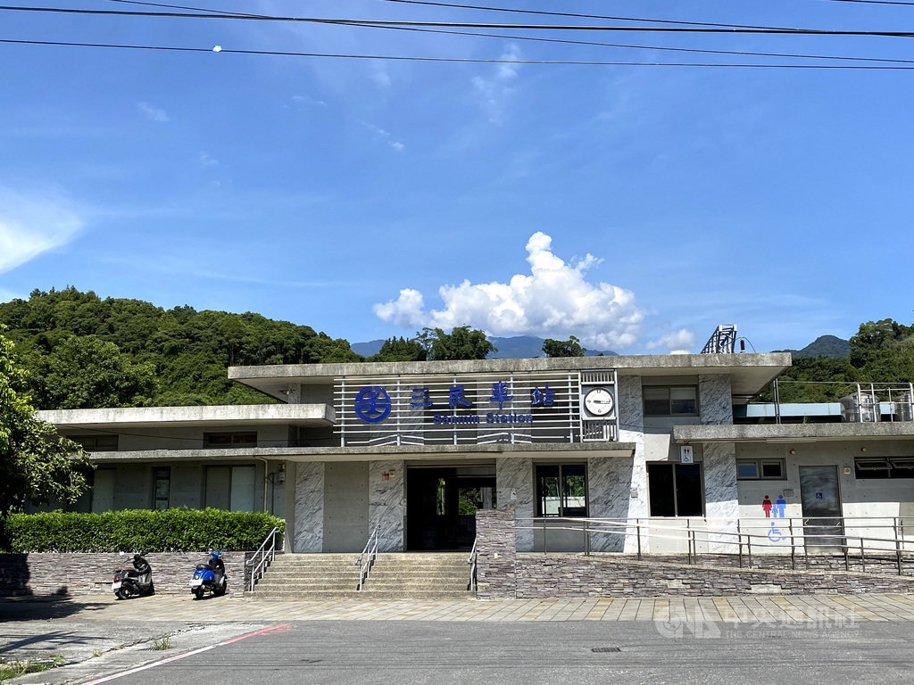 台鐵一列普悠瑪列車24日上午從南往北行駛,在花蓮三民車站風切掃到闖入軌道的80歲劉姓老翁,警方初判老翁可能為圖方便而行走軌道,因距離軌道太近而遭風切吸入,被列車擦撞受傷。中央社記者李先鳳攝 110年1月24日