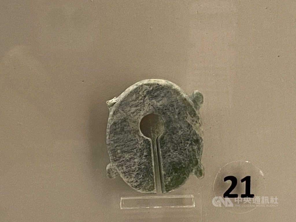 花蓮縣考古博物館位於壽豐鄉豐山村,附近地區即以豐田玉知名,館內展示中,以3500年前至今花東地區特殊的玉文化產業為核心。圖為新石器時代晚期大坑遺址出土的玉耳飾。中央社記者李先鳳攝 110年1月24日