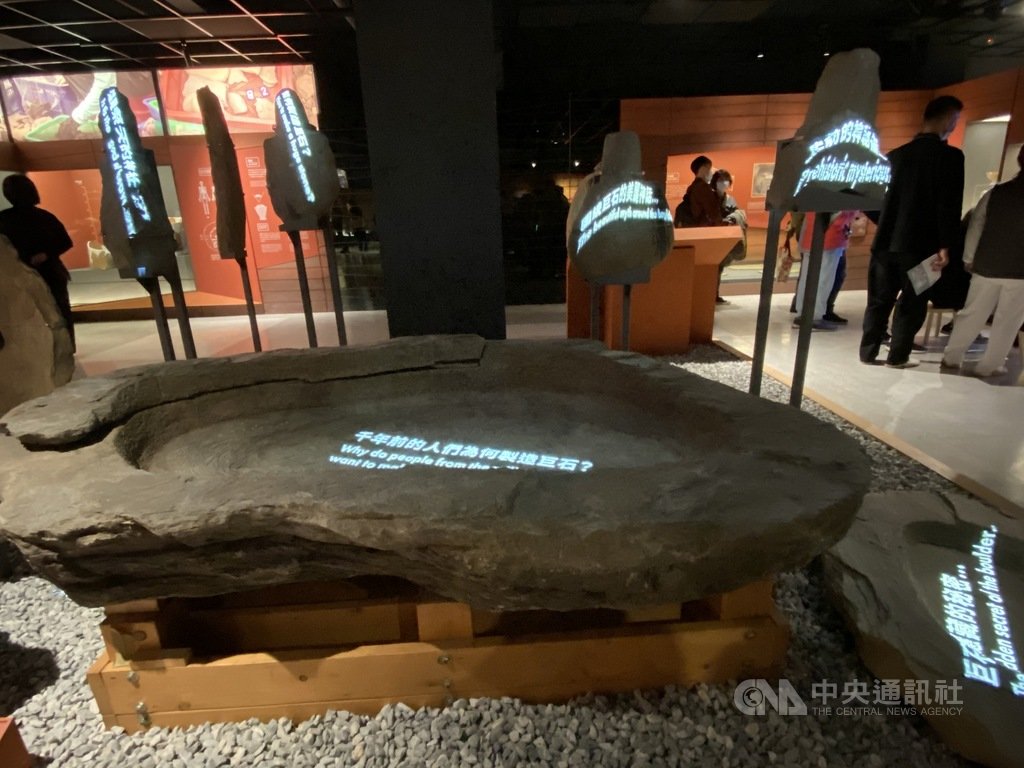 花蓮縣考古博物館24日舉行揭牌開幕典禮,館內其中一件於民國105年2月經文化局登錄為古物的「月眉石槽」,是史前遺物中極少數的大型石槽。中央社記者李先鳳攝 110年1月24日
