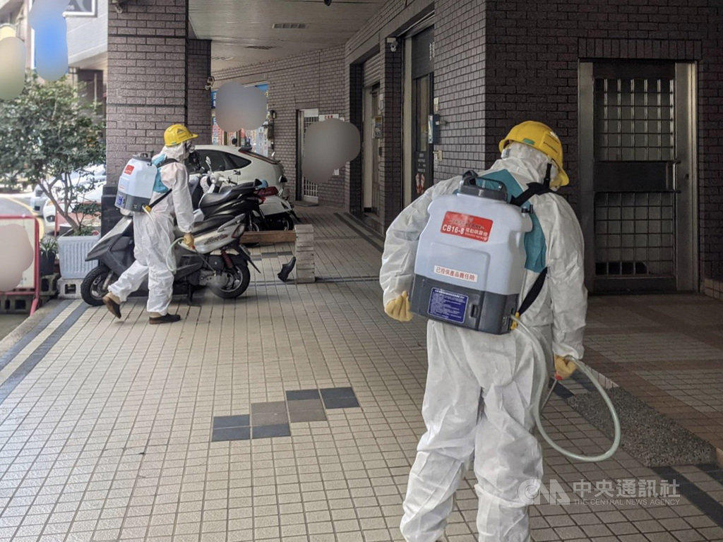 台中市神岡區1名男子在居家檢疫期間多次離開住處,台中市政府將依法重罰,環保局24日出動防疫消毒大隊至社區環境及周邊街道完成消毒作業。(台中市政府提供)中央社記者趙麗妍傳真 110年1月24日