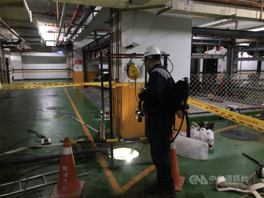 高雄市鼓山區一棟大樓24日進行污水處理作業,4名工人因吸入過多硫化氫昏倒,被救出送醫後幸無大礙。環保局人員到場持續檢測硫化氫數值。(高市環保局提供)中央社記者洪學廣傳真 110年1月24日
