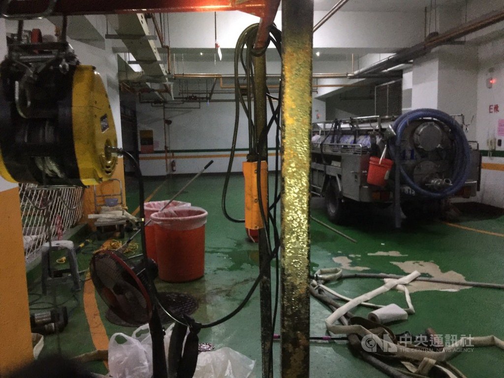 高雄市鼓山區龍德路一處大樓24日傳出有工人執行污水槽清洗作業時疑暈倒,造成4名工人送醫,據指出,可能和沼氣造成意外有關。(民眾提供)中央社記者洪學廣傳真 110年1月24日