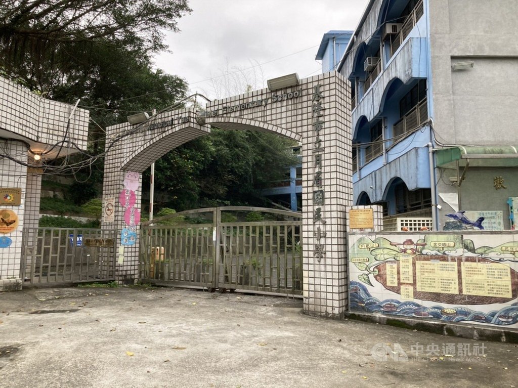 受到少子化影響,基隆市月眉國小不含附設幼兒園目前有45名學生,今年6月六年級12名學生畢業後,只剩33名學生,市府教育處協助學生轉學到3所學校就讀,並召開公聽會說明,月眉國小最快將在8月停辦。(讀者提供)中央社記者王朝鈺傳真 110年1月24日