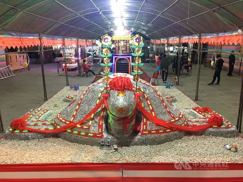 台灣近期武漢肺炎疫情升溫,澎湖縣流行疫情指揮中心24日宣布,縣府取消春節初一至初三在文化局演藝廳的三場新春賀歲演出,呼籲各宮廟、社區取消或延期舉辦相關活動。中央社 110年1月24日