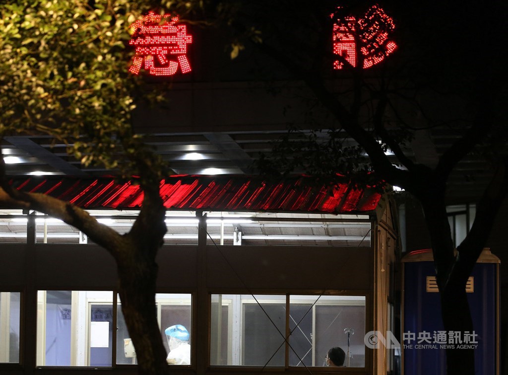 衛生福利部桃園醫院武漢肺炎群聚感染案持續擴大,中央流行疫情指揮中心指揮官陳時中24日表示,此波疫情目前沒有放鬆本錢,在2月4日之前絕對是緊繃狀態,持續觀察疫情變化。圖為1月17日衛生福利部桃園醫院。中央社記者郭日曉攝 110年1月24日
