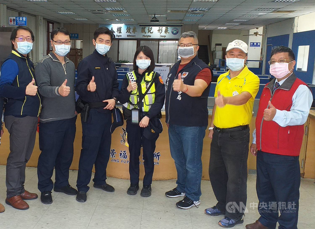 衛生福利部桃園醫院發生武漢肺炎群聚感染,為讓員警安心執勤,桃園區景福、武陵、大樹及龍安警友站4名站長經討論決定,為各自派出所員警投保防疫險,表達對第一線員警投入防疫工作肯定與支持。(桃園市警察局桃園分局提供)中央社記者吳睿騏桃園傳真 110年1月24日