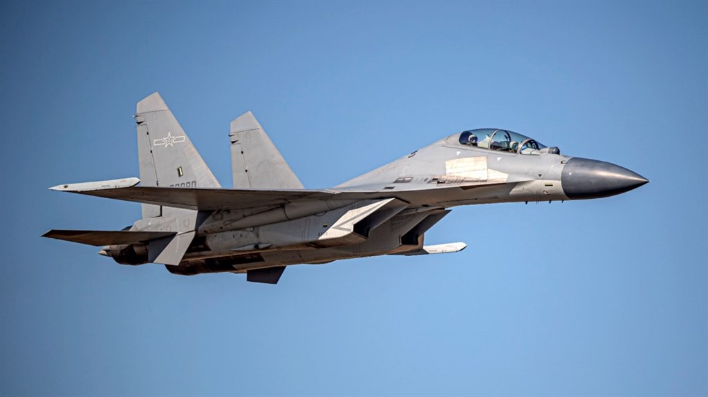 空軍24日發布共機動態,共軍2架運8反潛機、2架Su-30戰機、4架殲16戰機、6架殲10戰機、1架運8技偵機侵犯台灣西南防空識別區。圖為殲16同型機。(圖取自國防部網頁mnd.gov.tw)
