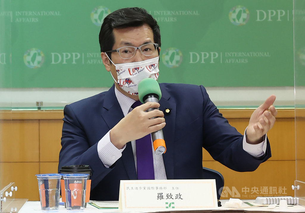 民進黨國際事務部24日在台大校友會館舉辦「拜登新政府與台美關係未來展望」座談會,民進黨國際部主任、立委羅致政在會中指出,拜登政府上台後,美國國務院在最短時間內針對台海發布新聞稿,用詞對台灣正面友善、對中國強硬,文中使用「印太」等字眼,顯示拜登政府上台後,美國的外交政策仍有其延續性存在。中央社記者鄭傑文攝 110年1月24日